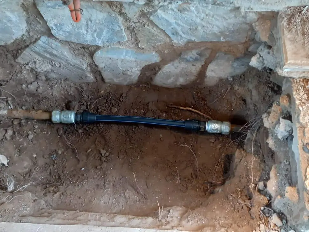 Excavación localizada en el terreno con la tubería enterrada a la vista