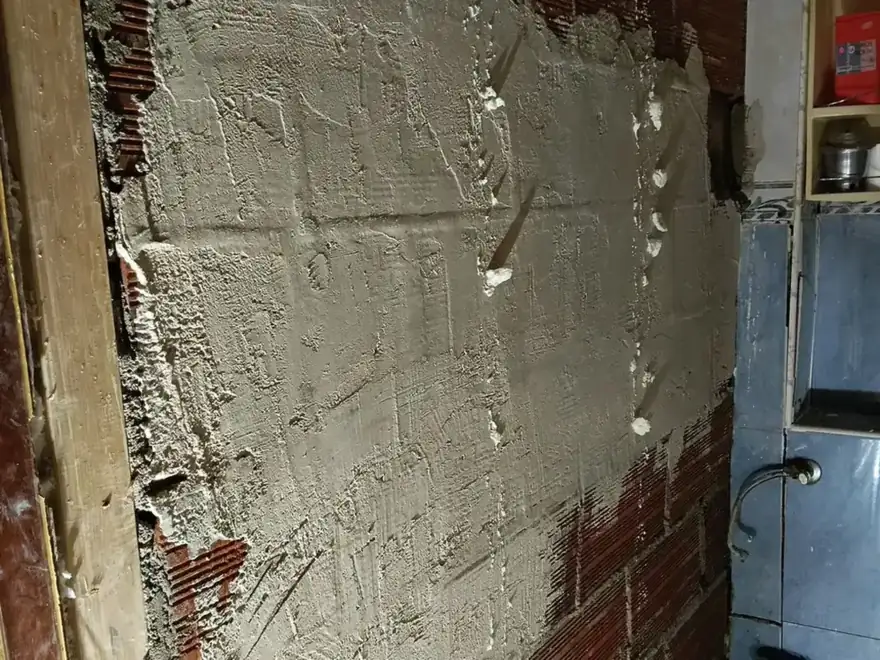Instalación de agua renovada con tubería nueva vista en el paso de un edificio